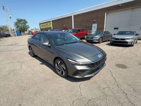 New 2026 Hyundai Elantra Limited FWD image 2