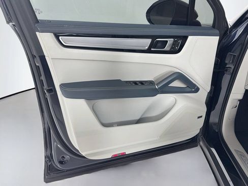 Certified 2023 Porsche Cayenne AWD/4WD image 11