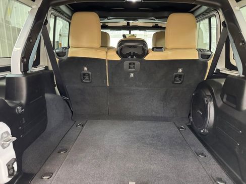 Used 2018 Jeep Wrangler Unlimited Sahara AWD/4WD image 23