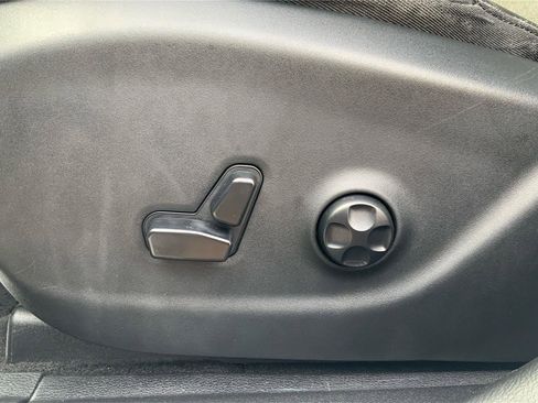 Used 2019 Jeep Cherokee Latitude Plus w/ Cold Weather Group image 17