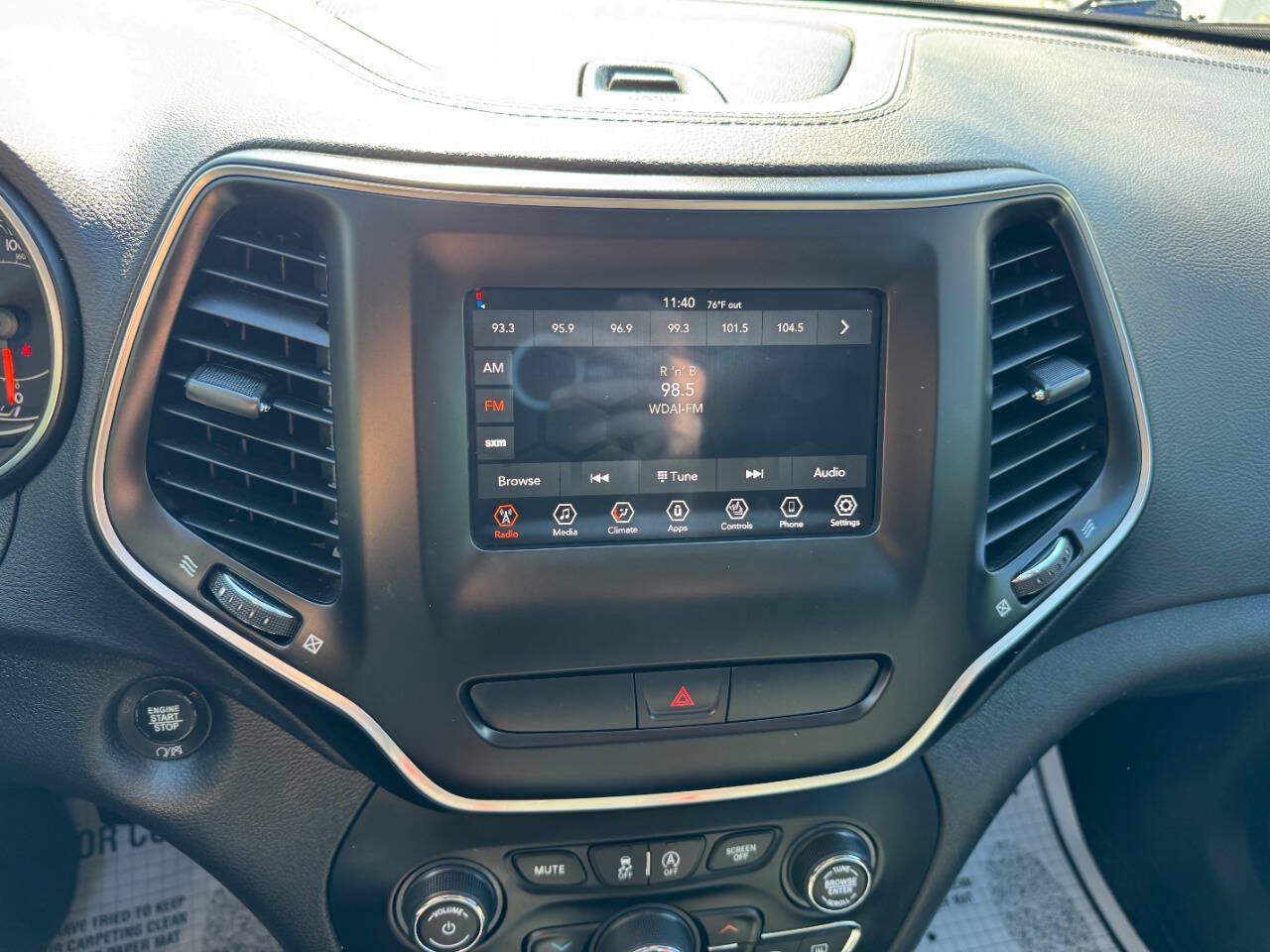 Used 2019 Jeep Cherokee Latitude Plus w/ Cold Weather Group AWD/4WD image 20