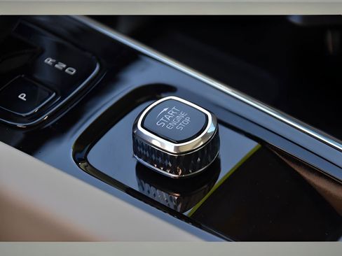 Used 2025 Volvo S60 B5 Plus image 34