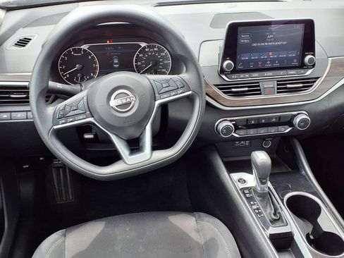 Used 2024 Nissan Altima 2.5 SV FWD image 14