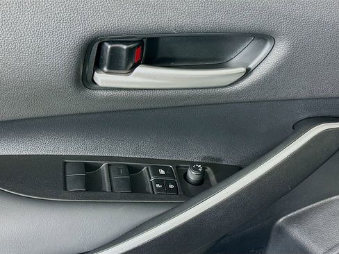 Used 2025 Toyota Corolla SE image 18