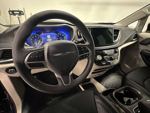 Used 2022 Chrysler Pacifica Touring-L FWD image 22