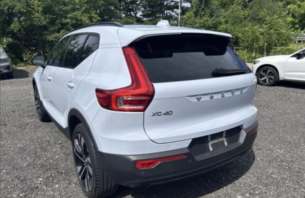 Used 2024 Volvo XC40 B5 Plus w/ Protection Package Premier AWD/4WD image 16
