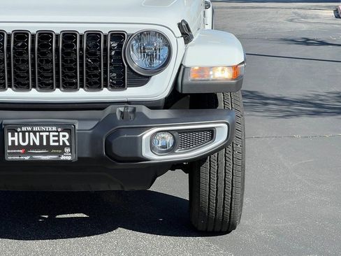 Certified 2024 Jeep Gladiator Sport w/ Premium Package image 13