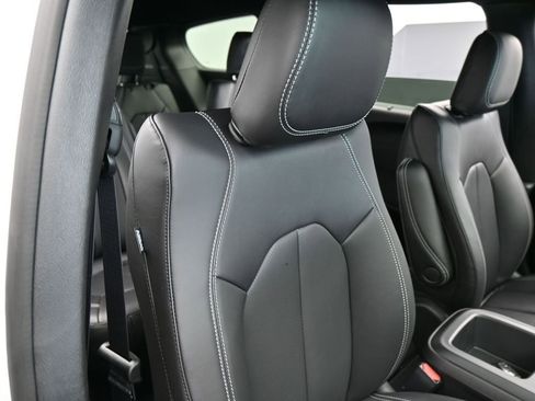 New 2026 Chrysler Pacifica Select image 37