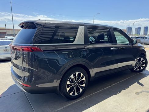 Used 2024 Kia Carnival EX image 4