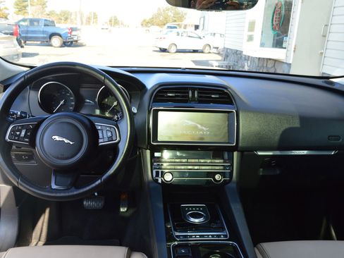 Used 2020 Jaguar F-PACE Premium image 32