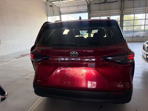Used 2026 Toyota Sienna XLE FWD image 13