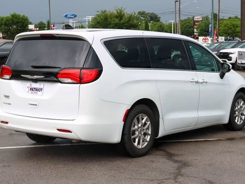 Used 2023 Chrysler Voyager LX FWD image 3