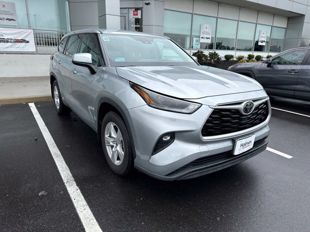Used 2021 Toyota Highlander LE AWD/4WD image 3