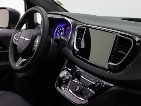 Used 2025 Chrysler Pacifica Select FWD image 43