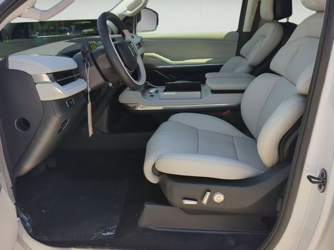 New 2026 Lincoln Navigator Premiere AWD/4WD image 11