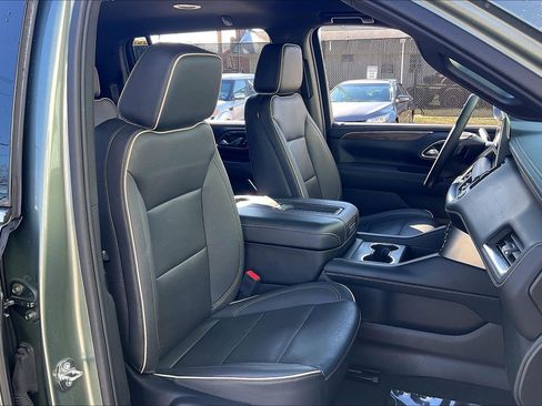 Used 2023 Chevrolet Suburban Premier image 9