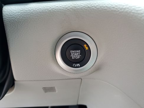 Used 2024 Chrysler Pacifica Touring-L FWD image 17