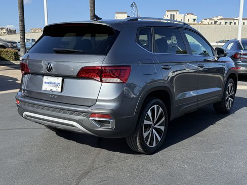 Used 2024 Volkswagen Taos SE w/ Panoramic Sunroof Package FWD image 9