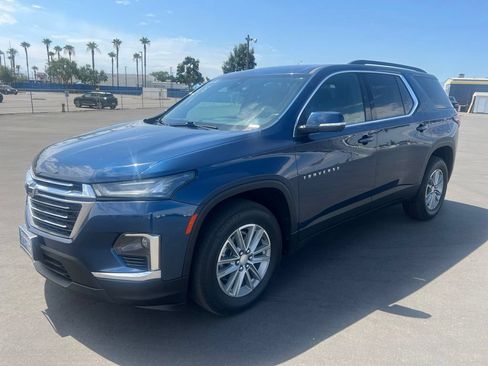 Used 2023 Chevrolet Traverse LT FWD image 2