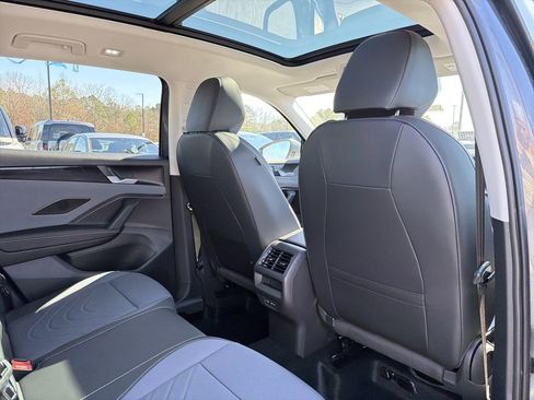 New 2026 Volkswagen Tiguan SE FWD image 17