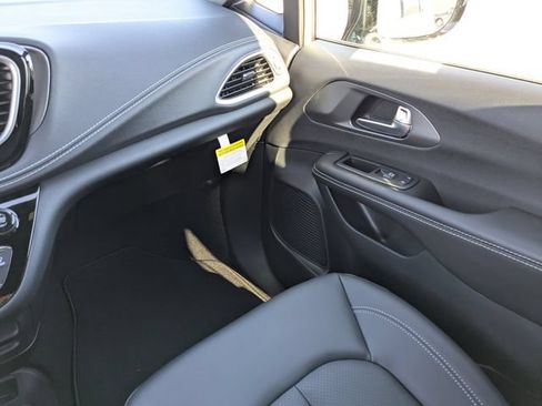 New 2026 Chrysler Pacifica Select FWD image 16