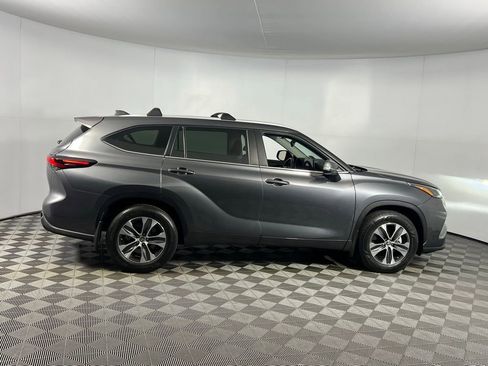 Used 2024 Toyota Highlander XLE image 6