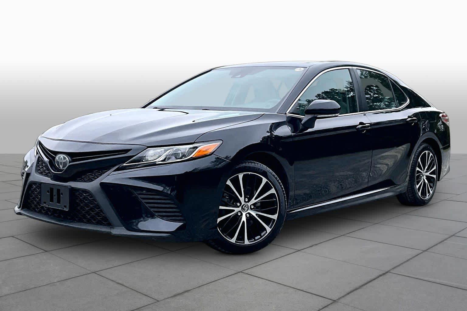 Used 2020 Toyota Camry SE w/ Convenience Package FWD image 1
