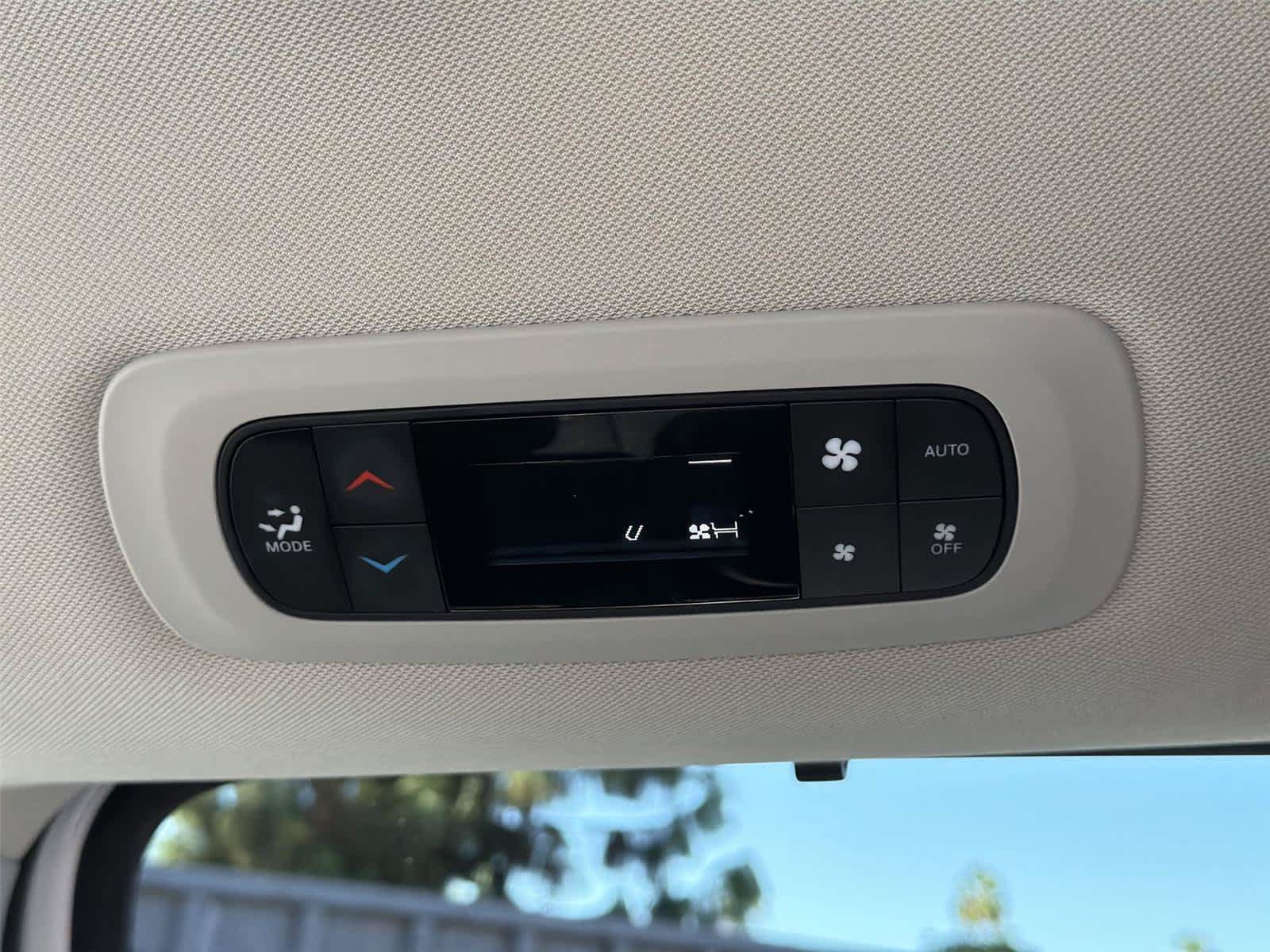 Used 2023 Chrysler Pacifica Touring-L FWD image 39