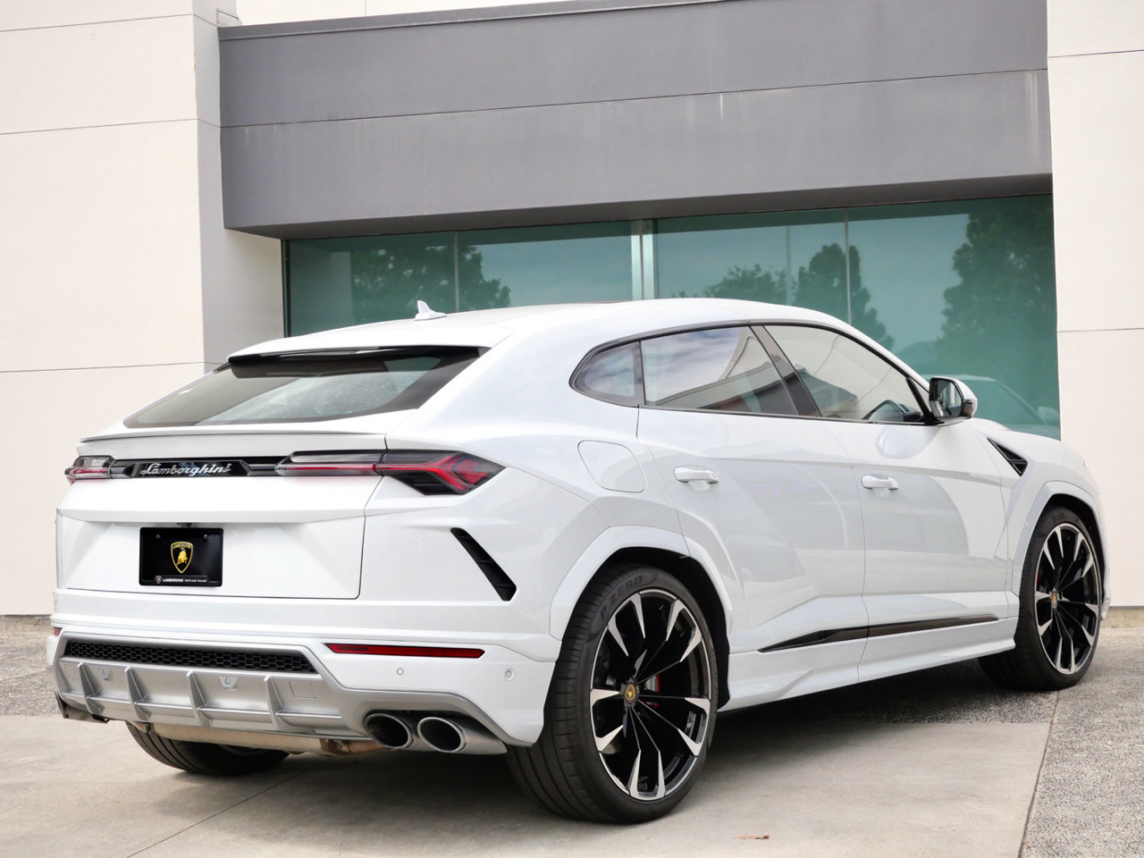 Used 2020 Lamborghini Urus AWD/4WD image 3