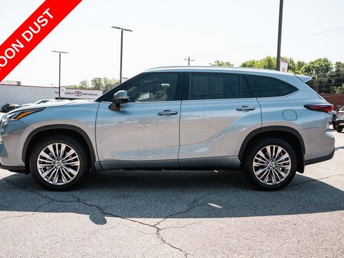 Used 2024 Toyota Highlander Platinum FWD image 4