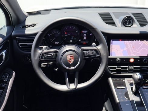 Certified 2025 Porsche Macan AWD/4WD image 15