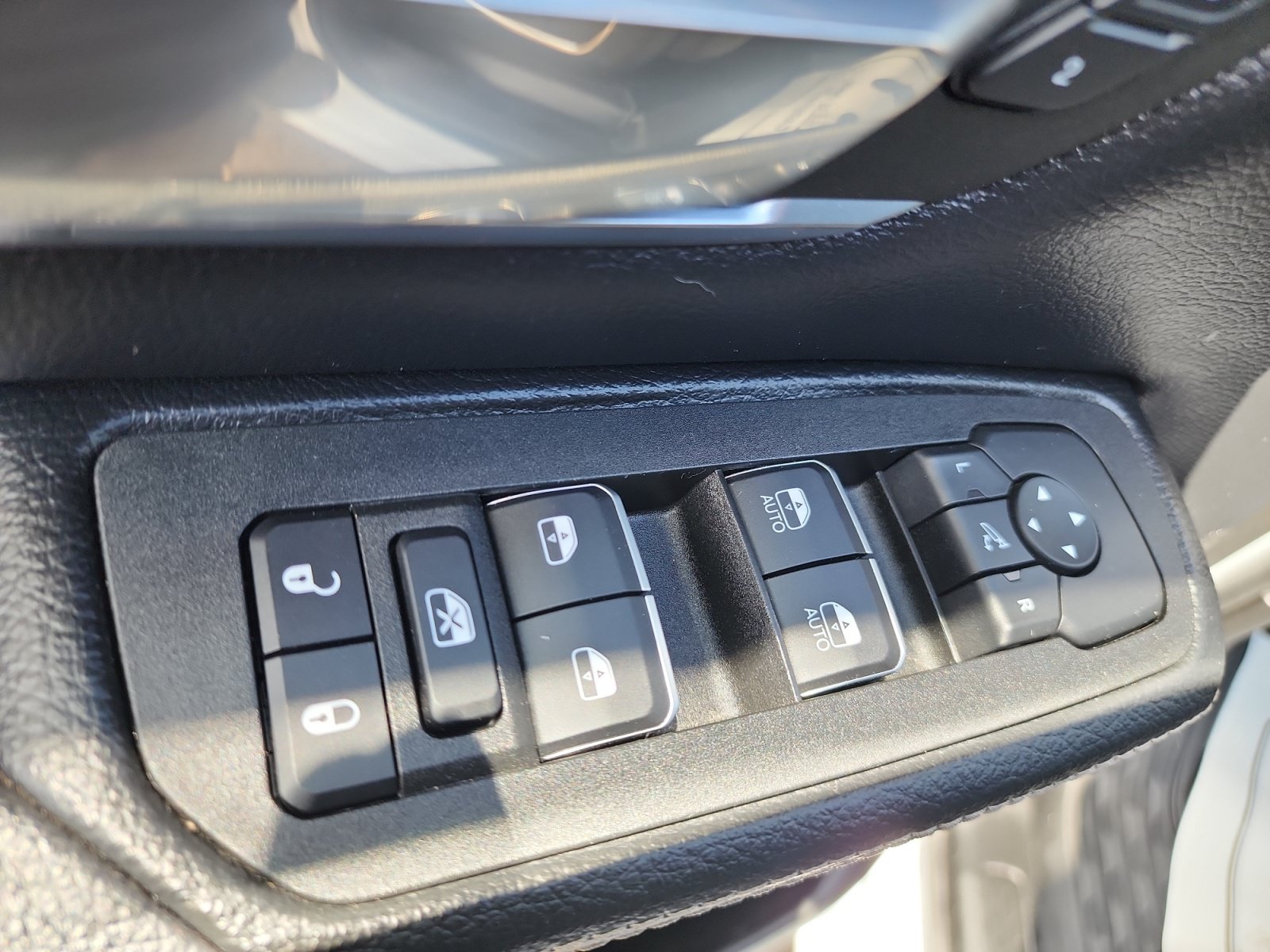 Used 2025 RAM 1500 Laramie AWD/4WD image 13