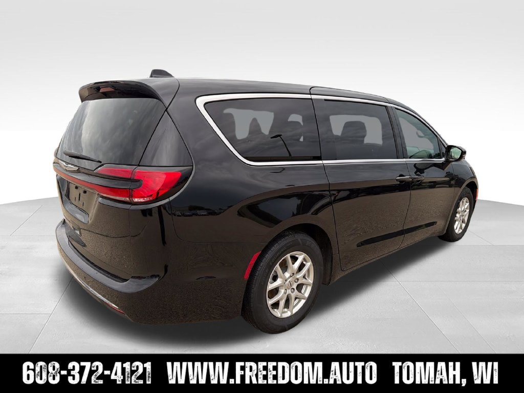Used 2025 Chrysler Pacifica Select FWD image 8