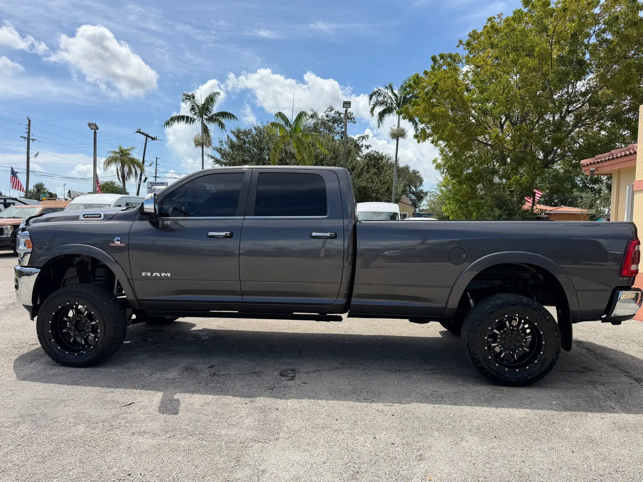 Used 2019 RAM 2500 4x4 Crew Cab Laramie image 2