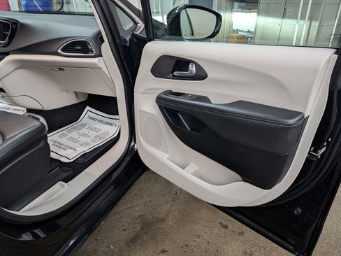 Used 2024 Chrysler Pacifica Touring-L image 4