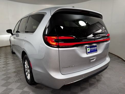 Used 2024 Chrysler Pacifica Touring-L image 4