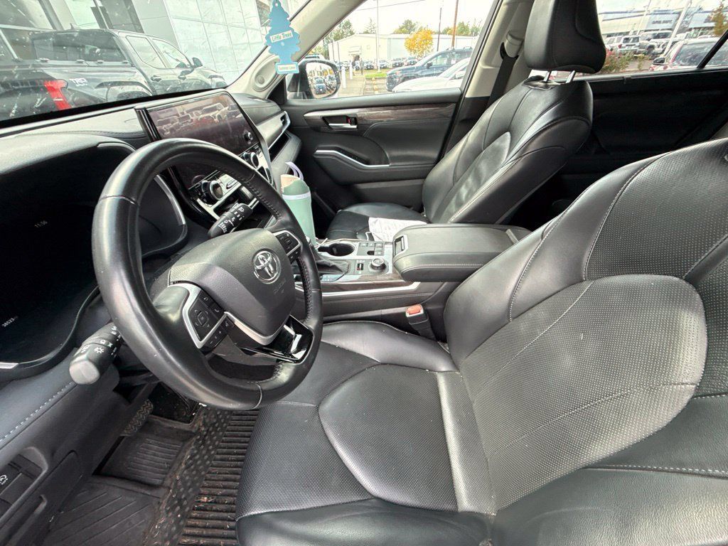 Used 2023 Toyota Highlander Limited AWD/4WD image 9