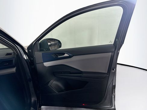 Used 2024 Volkswagen Taos SE image 29