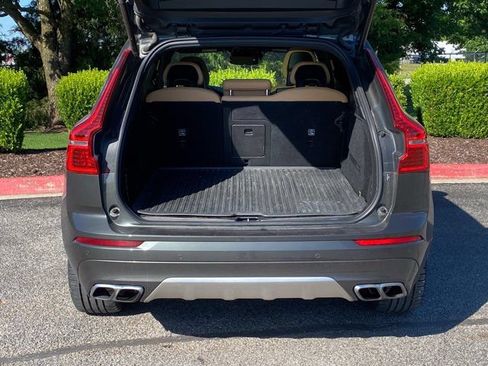 Used 2019 Volvo XC60 T5 Momentum w/ Multimedia Package AWD/4WD image 6