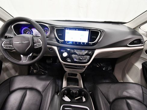 Used 2024 Chrysler Pacifica Touring-L image 3