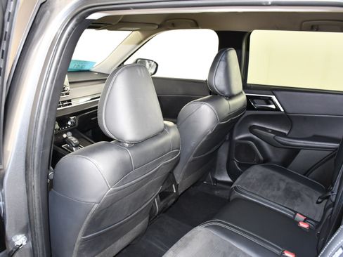 Used 2024 Mitsubishi Outlander AWD image 46