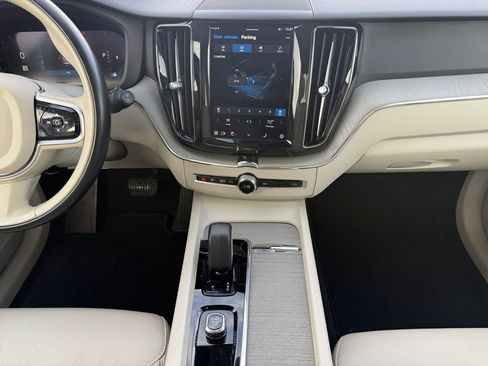 Used 2024 Volvo XC60 B5 Plus image 11