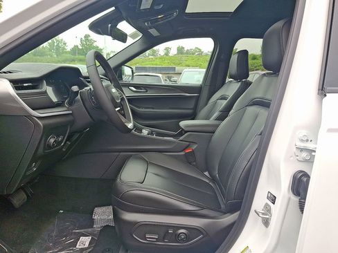 New 2025 Jeep Grand Cherokee Limited image 13