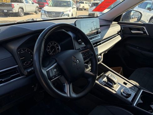 Used 2024 Mitsubishi Outlander FWD image 14