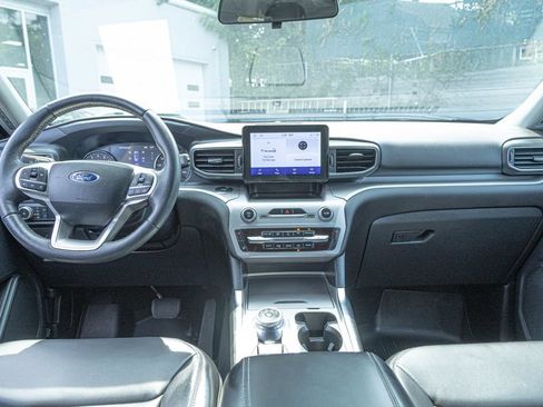 Used 2022 Ford Explorer XLT w/ Equipment Group 202A AWD/4WD image 15