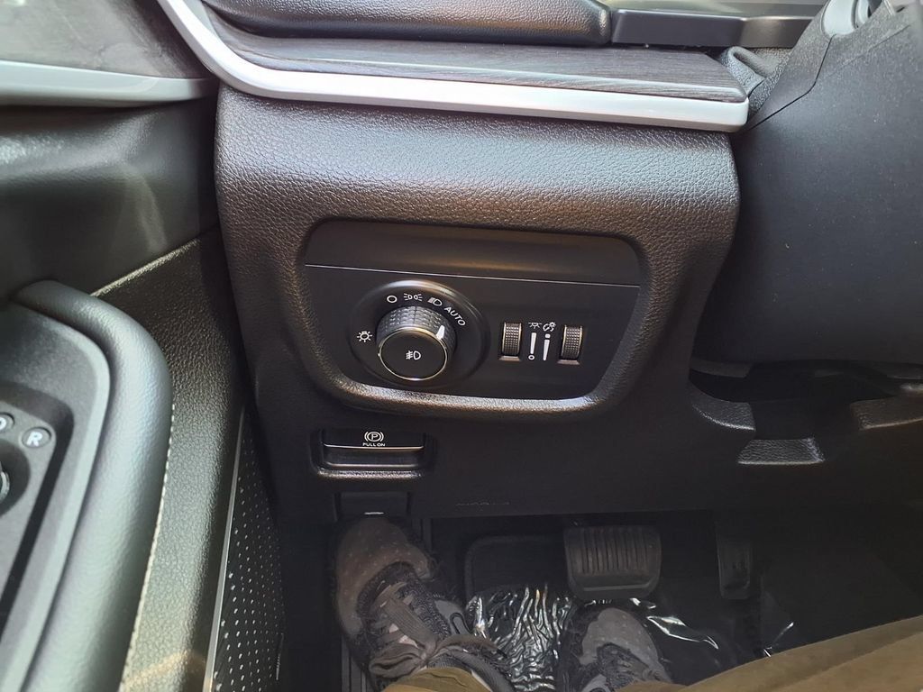 Used 2022 Jeep Grand Cherokee Limited AWD/4WD image 17