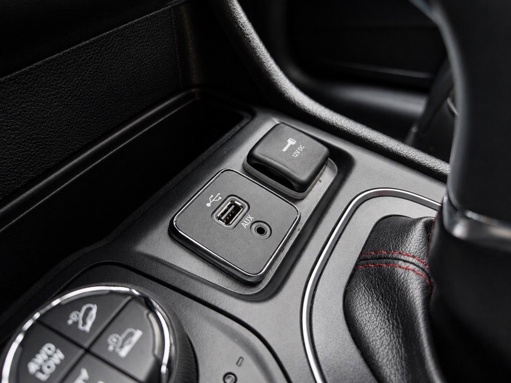 Used 2019 Jeep Cherokee Trailhawk w/ Cold Weather Group AWD/4WD image 16