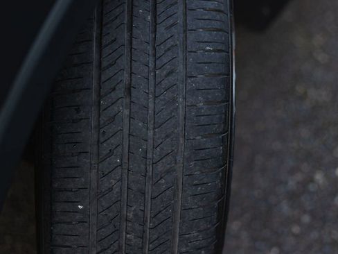 Used 2021 Volkswagen Tiguan SE w/ Panoramic Sunroof Package image 4