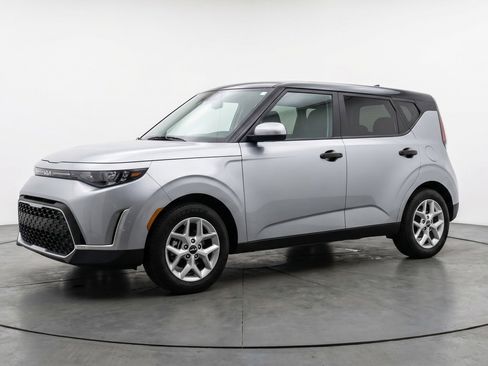 Used 2025 Kia Soul LX w/ LX Technology Package FWD image 3