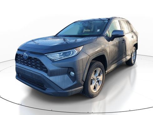 Used 2021 Toyota RAV4 XLE image 3